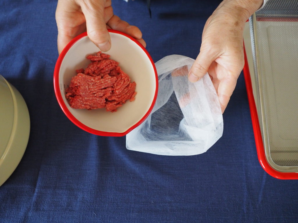 挽肉をこの袋に入れます。