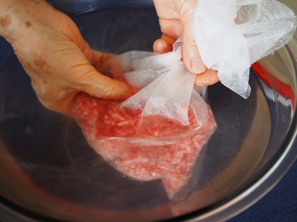 挽肉の50℃は、ネットに入れて