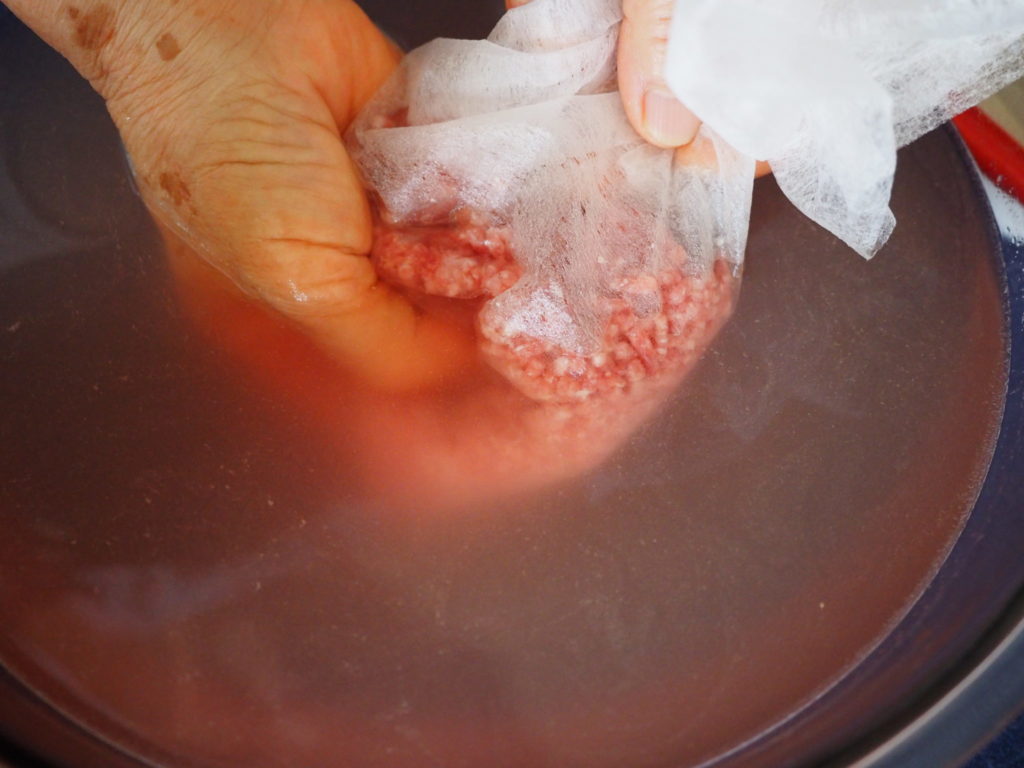 挽肉の50℃をすると、ボウルの湯はかなり濁ります!